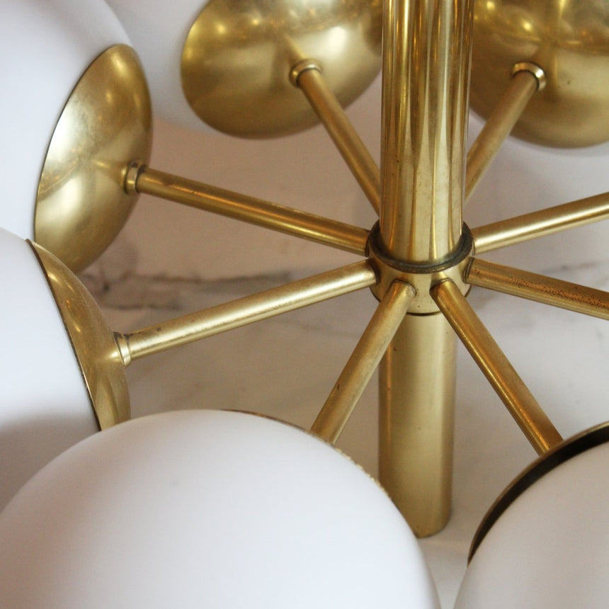 Lustre Spoutnik, globes en opaline et laiton par Kaiser Leuchten - Circa 1970 - Maison Collectible - Suspension