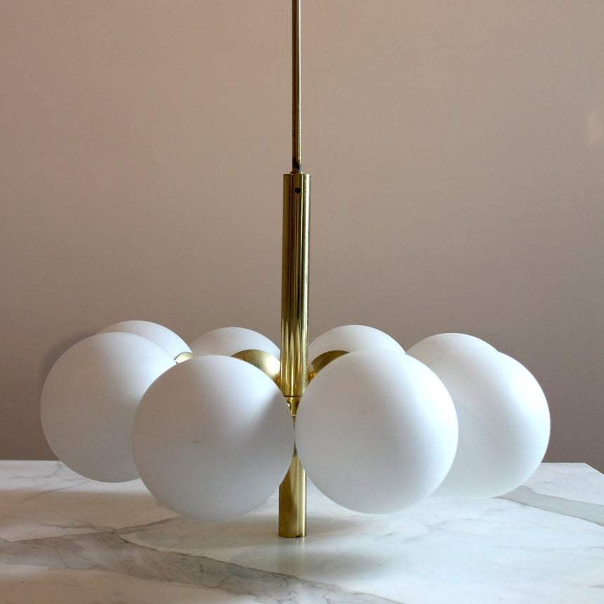 Lustre Spoutnik, globes en opaline et laiton par Kaiser Leuchten - Circa 1970 - Maison Collectible - Suspension